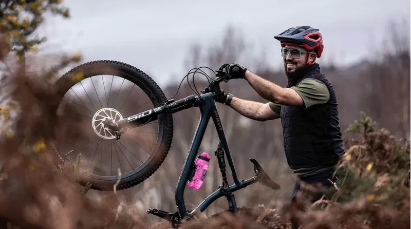 MUC-OFF X FIDLOCK TWIST BOTTLE 590ML AND BASE-8