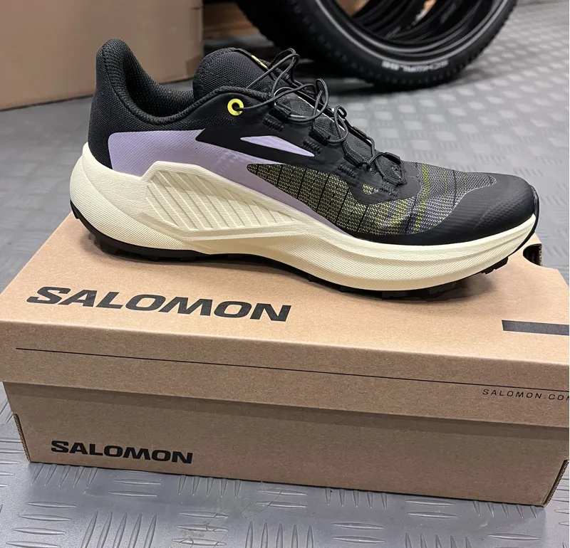 SALOMON GENESIS W BLACK/SULPHER SPRING/ORCHID PETAL SIZE 5